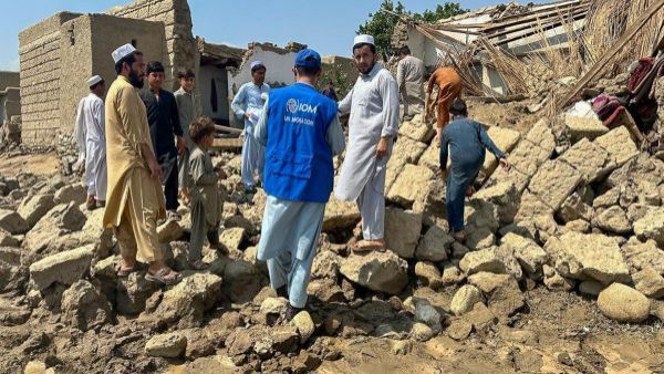 Al 600 muertos deja devastador terremoto en Afganistán
