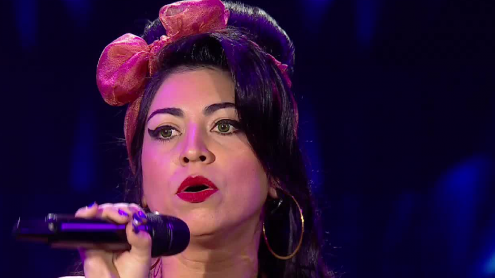 ¡El estilo único de Amy Winehouse renace en el escenario!
