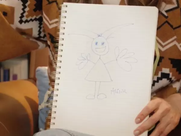 Alison Mandel dibuja cómo cree que la ve su hijo Baltazar