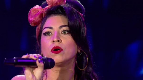 ¡El estilo único de Amy Winehouse renace en el escenario!
