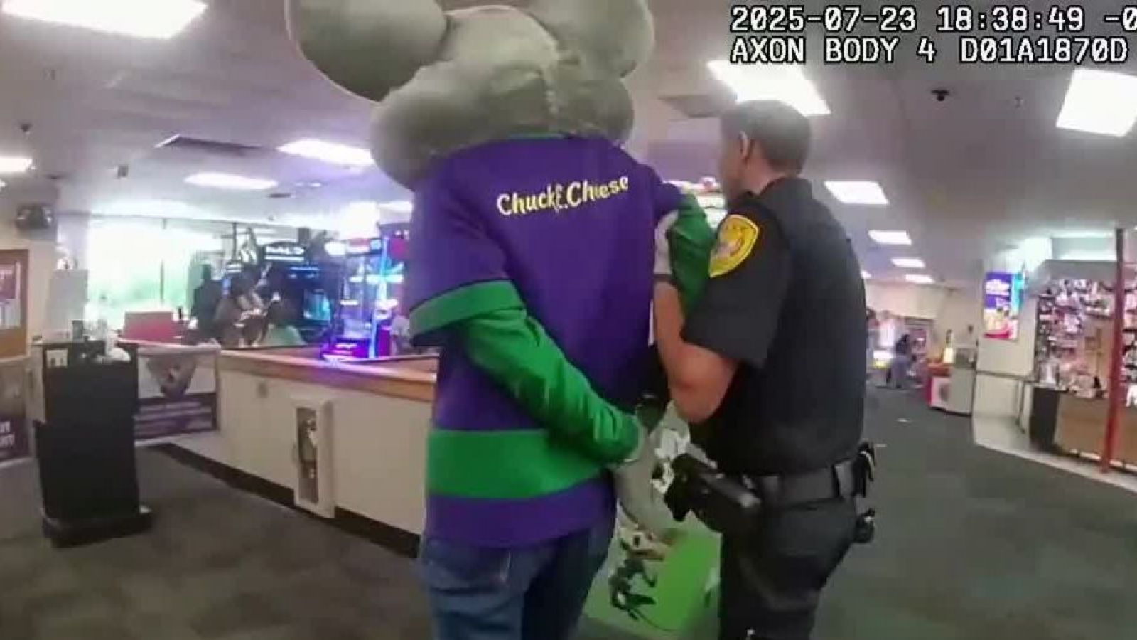 Detienen a mascota de Chuck E. Cheese por robar tarjeta de crédito
