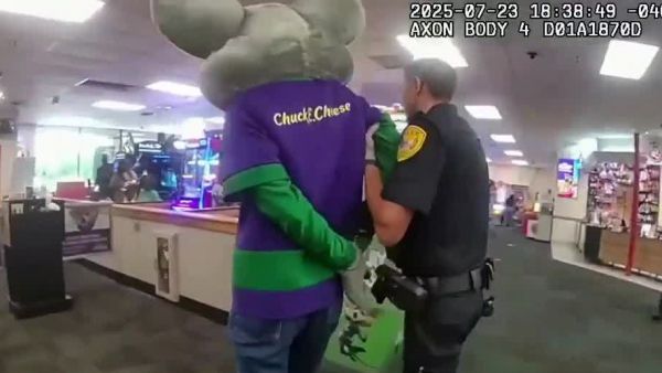 Detienen a mascota de Chuck E. Cheese por robar tarjeta de crédito
