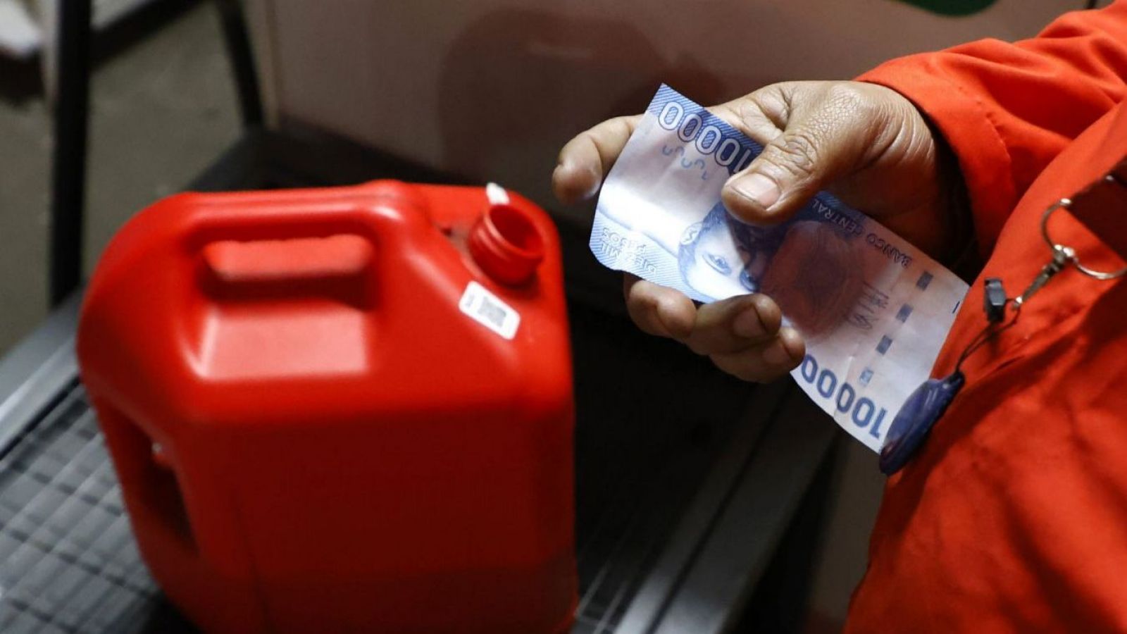 Enap anuncia leve alza en el precio de la parafina