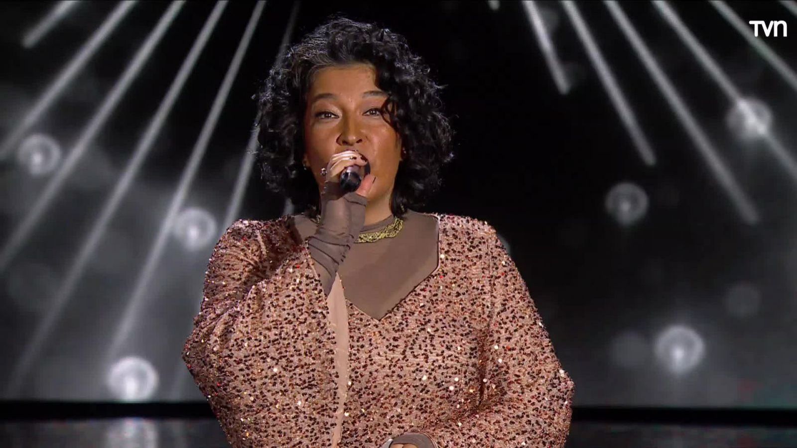 La voz única de Whitney Houston se hace presente en el jueves de eliminación
