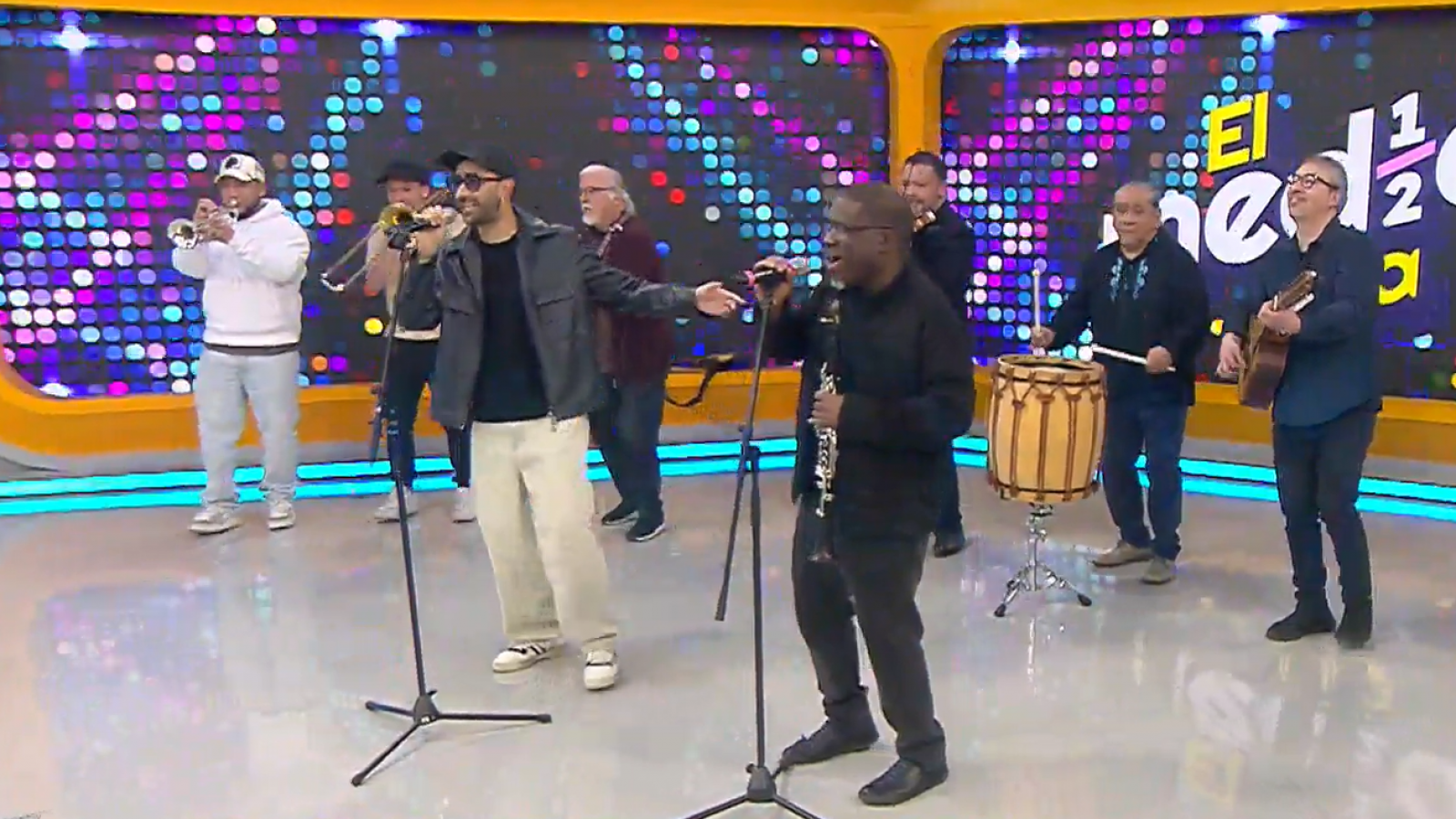 ¡Gran momento! Inti-Illimani y la Combo Tortuga juntos en "El Medio Día"
