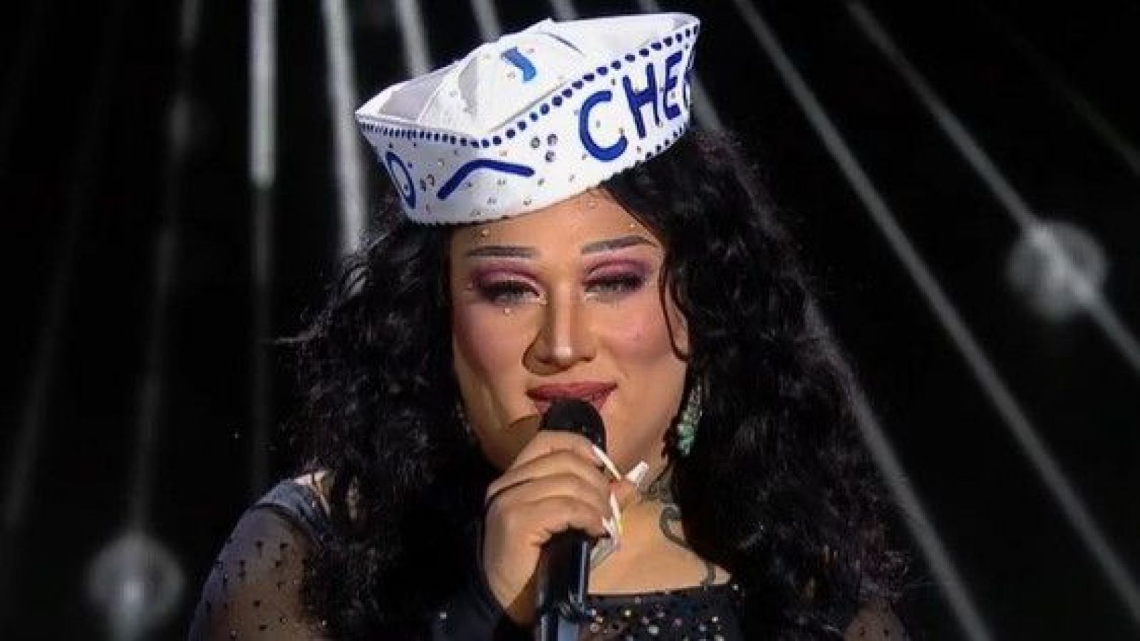 La voz poderosa de Cher se impone sobre el escenario
