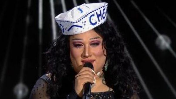 La voz poderosa de Cher se impone sobre el escenario
