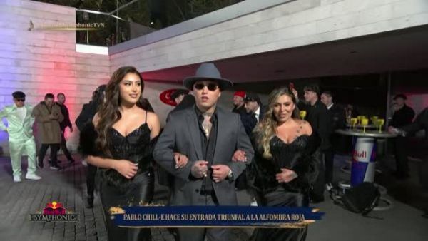 Así fue la glamorosa llegada de Pablo Chill-E a la gala del Red Bull Symphonic
