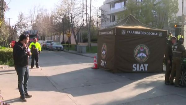 Fatal atropello de trabajador en Las Condes: Estaba limpiando una alcantarilla
