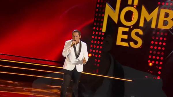 Alejandro Fernández se impuso en el escenario con el romanticismo de "Hoy tengo ganas de ti"
