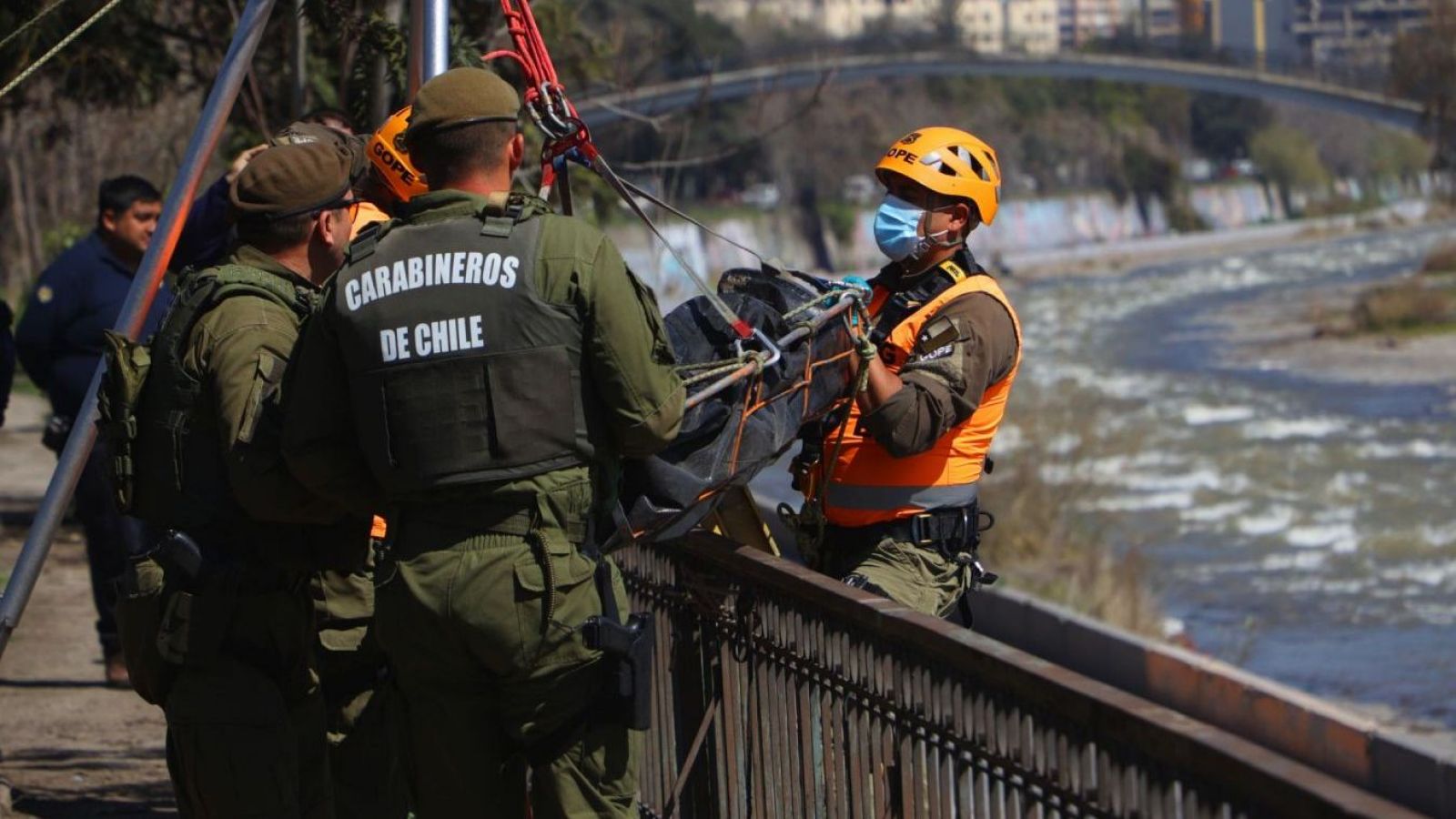 Carabineros investiga hallazgo de cuerpo flotando en el río Mapocho