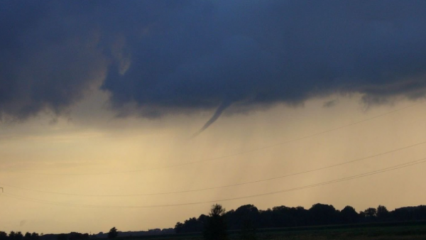 Alerta por posible desarrollo de tornados en las regiones de Los Ríos y Los Lagos
