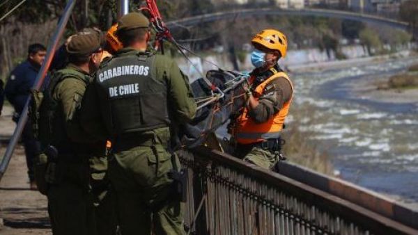 <p>Carabineros investiga hallazgo de cuerpo flotando en el río Mapocho</p>Carabineros investiga hallazgo de cuerpo flotando en el río Mapocho

