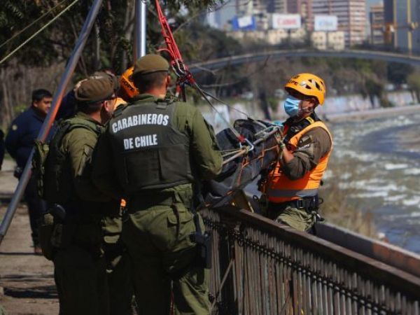 Carabineros investiga hallazgo de cuerpo flotando en el río Mapocho