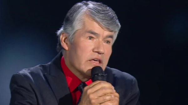 La voz nostálgica de Salvatore Adamo se hizo escuchar
