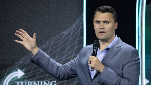 Balean durante un acto masivo a Charlie Kirk, activista pro Trump: su estado es "crítico"
