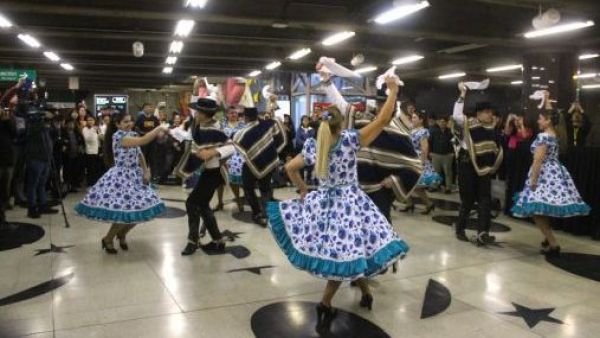 Masivo "Cuecazo" en Metro de Santiago hizo bailar a pasajeros en Baquedano
