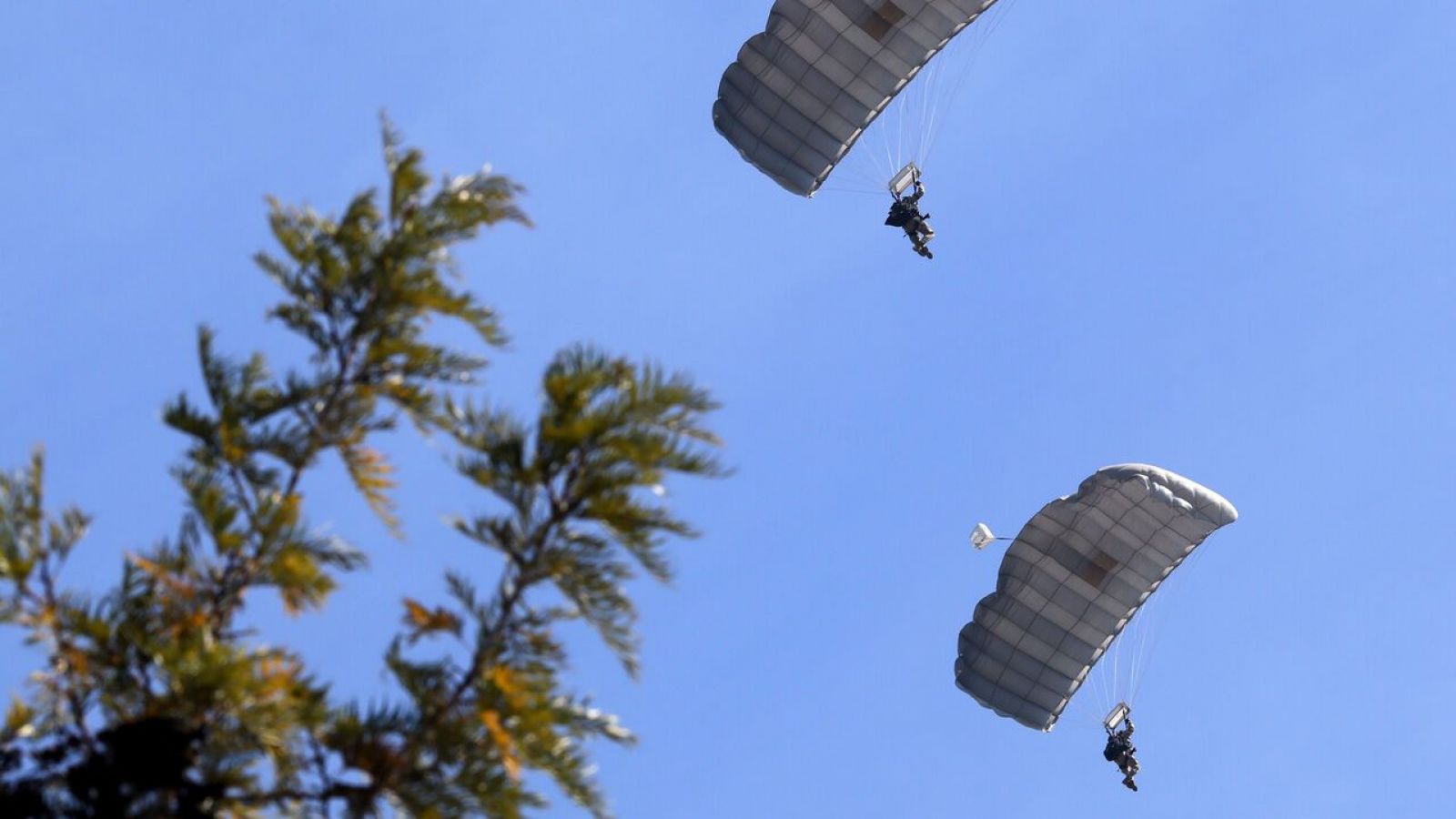 Paracaidista del Ejército se despliegan en la elipse del Parque O'Higgins. Aton.