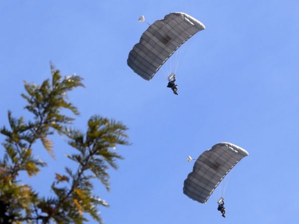 Paracaidista del Ejército se despliegan en la elipse del Parque O'Higgins. Aton.