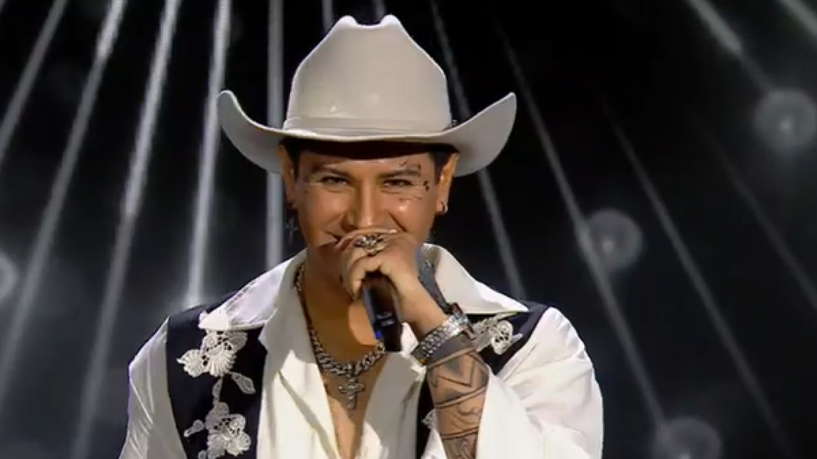 Miguel viene a conquistar el escenario como Christian Nodal
