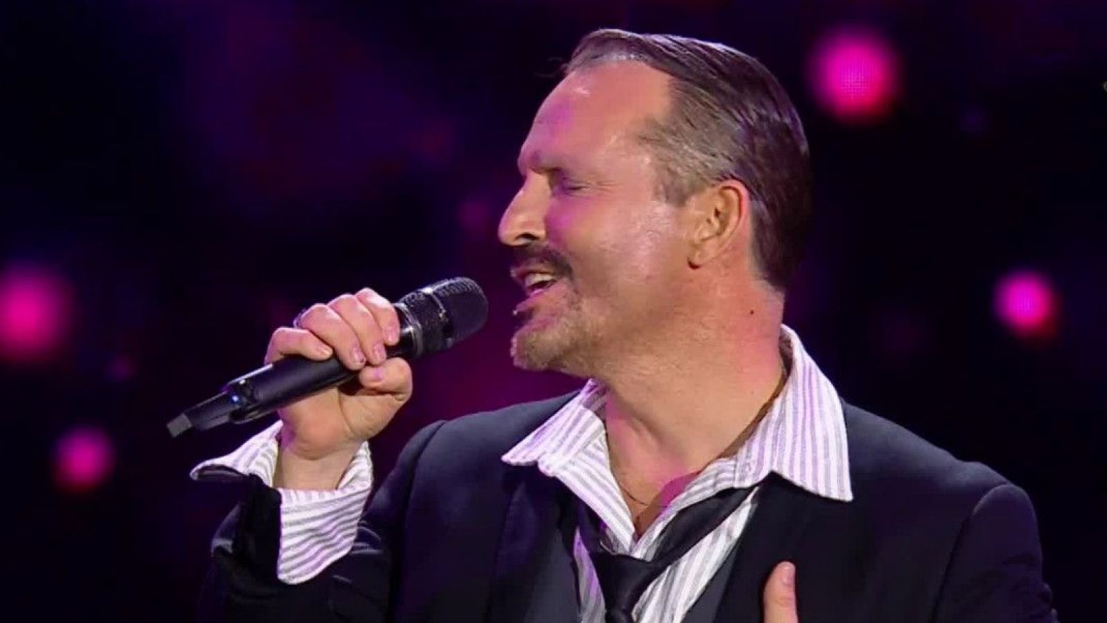 Paulo interpreta "Como un lobo" de Miguel Bosé
