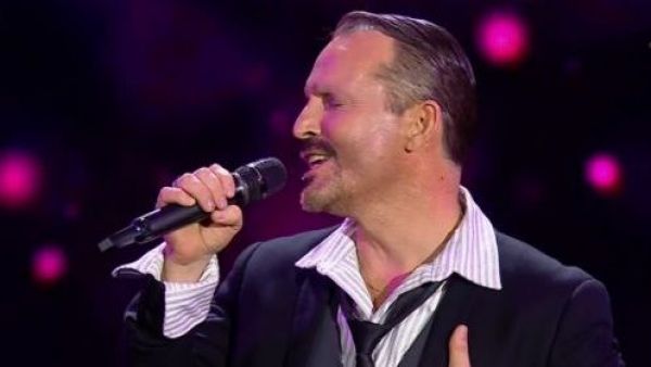 Paulo interpreta "Como un lobo" de Miguel Bosé
