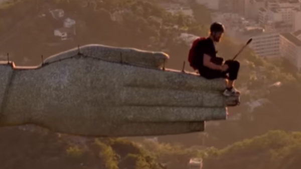 Impresionante video: Hombre sube sin permiso hasta el Cristo Redentor para lanzarse en parapente

