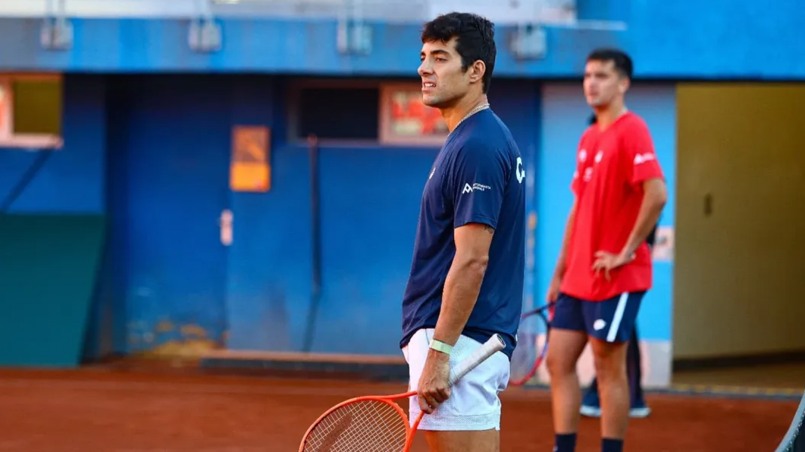 Cristian Garin entrenando para Copa Davis con el equipo chileno.