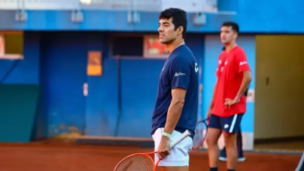 Cristian Garin entrenando para Copa Davis con el equipo chileno.