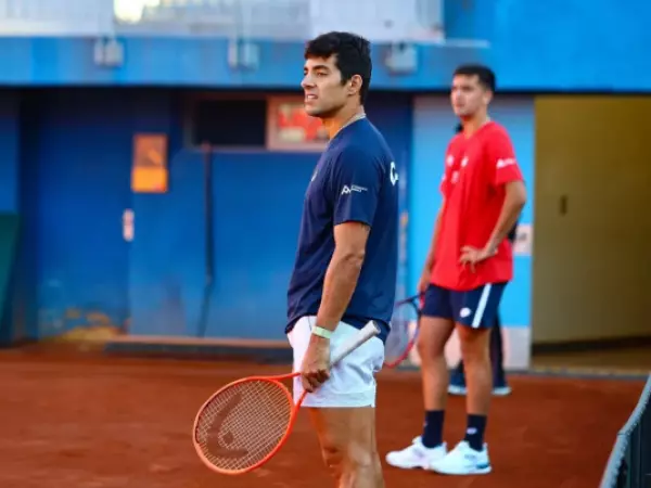 Cristian Garin entrenando para Copa Davis con el equipo chileno.