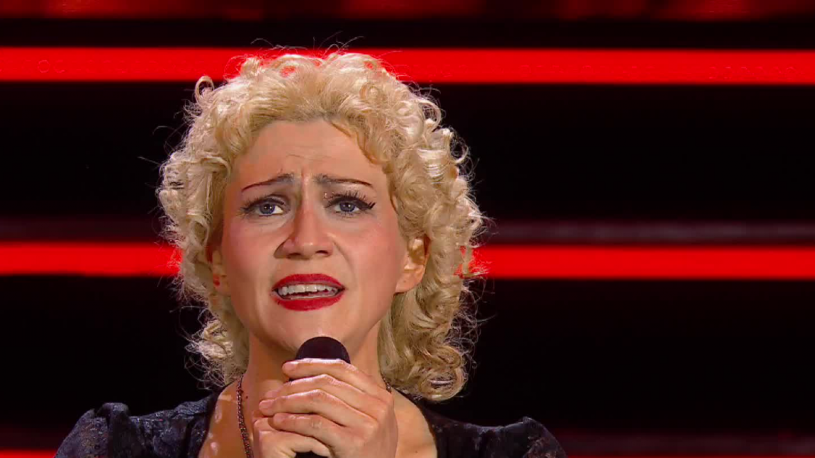 Madonna sorprende con "Like a prayer", un infaltable de la reina del pop
