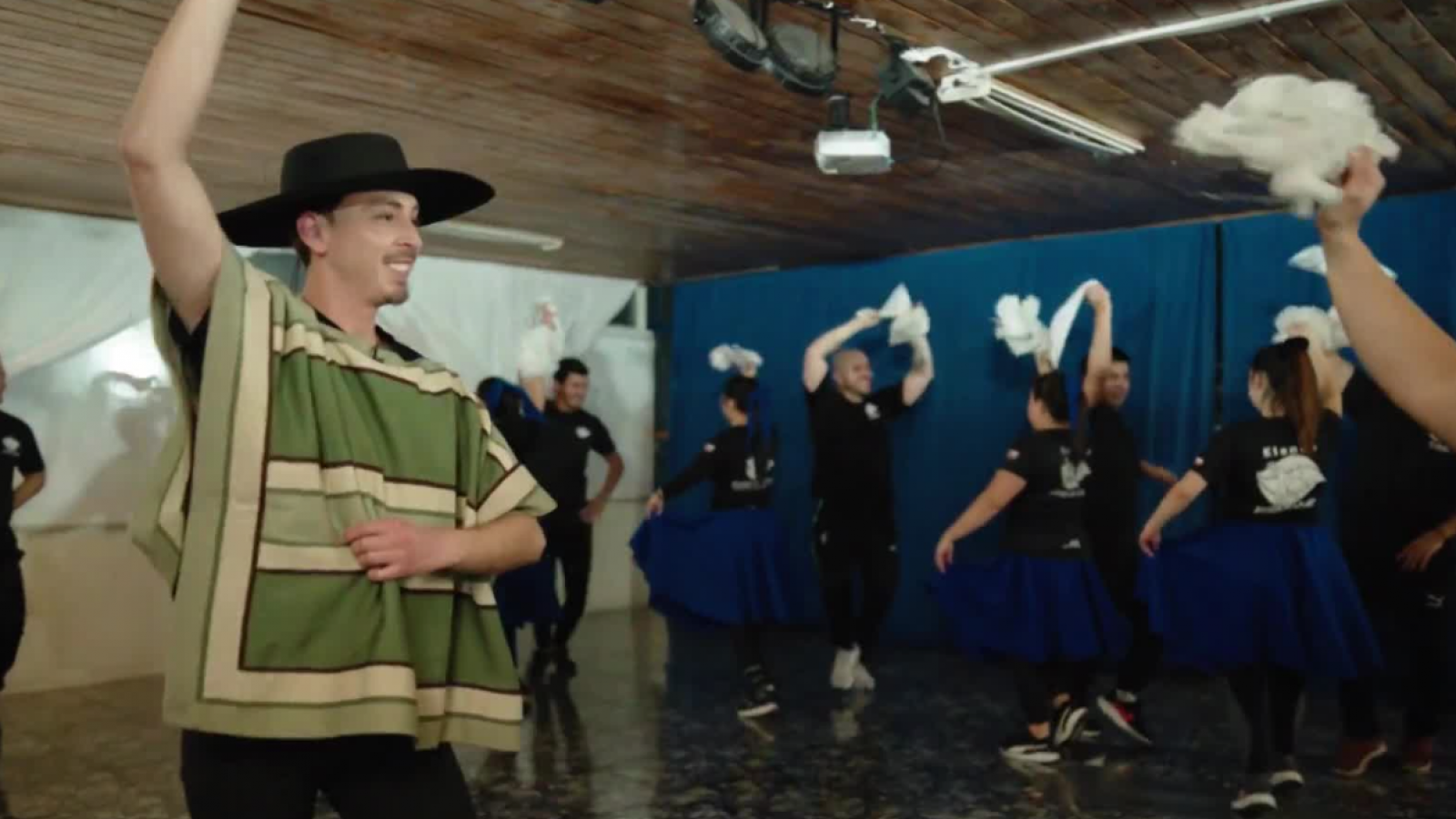"Si es chileno es bueno": Carmen Gloria a tu servicio te enseña a bailar cueca
