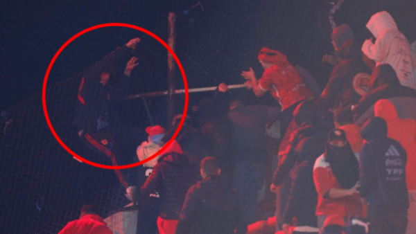 Aparece la primera imagen del hincha de la U tras su caída en el estadio de Independiente
