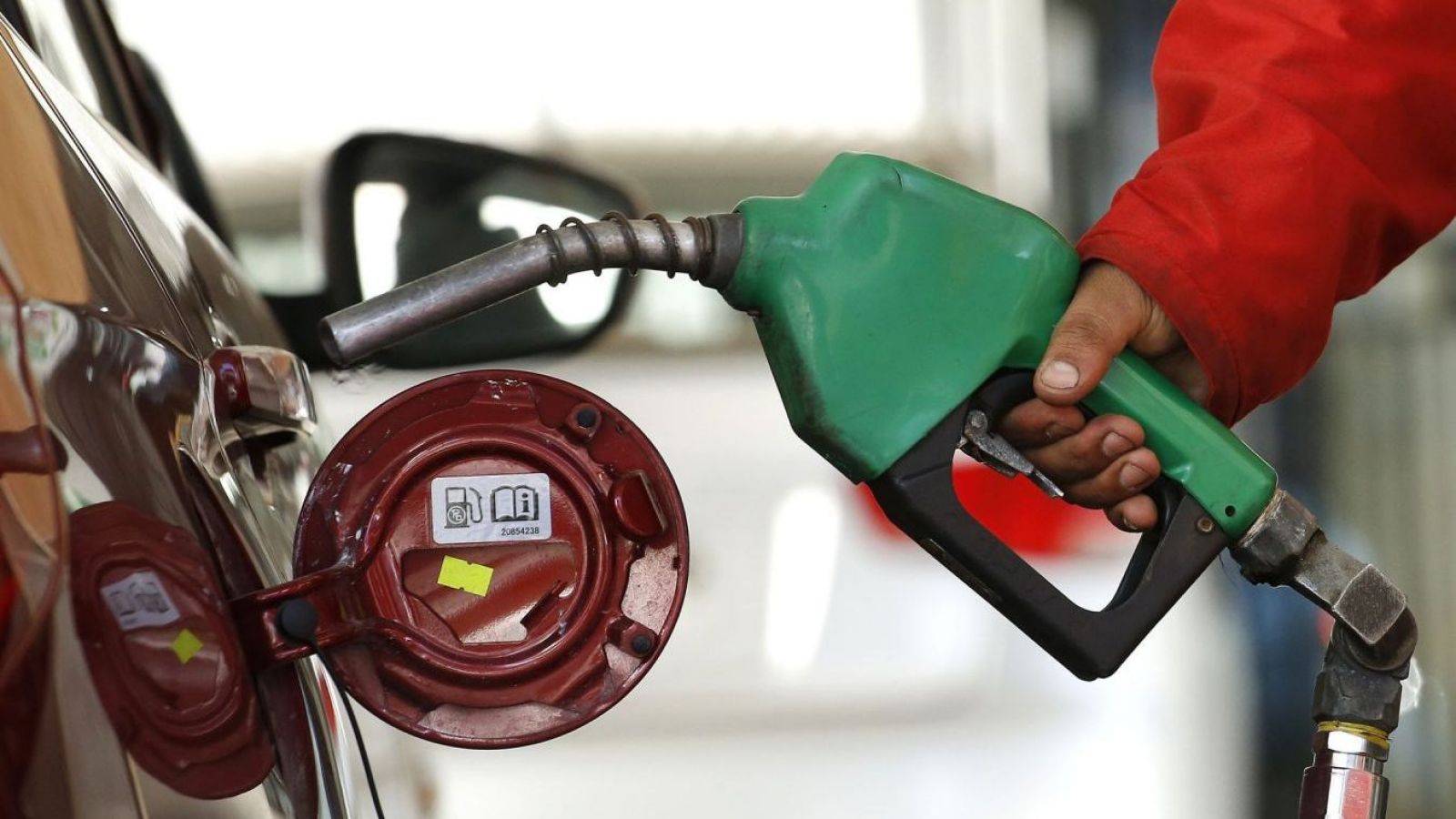 Golpe para el bolsillo: Proyectan aumento de $21 por litro en bencinas previo al 18 de septiembre