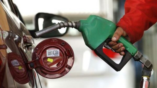 <p>Golpe para el bolsillo: Proyectan aumento de $21 por litro en bencinas previo al 18 de septiembre</p>Golpe para el bolsillo: Proyectan aumento de $21 por litro en bencinas previo al 18 de septiembre
