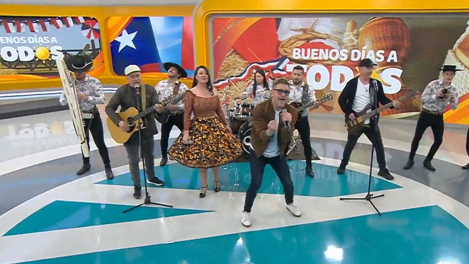 Entremares y Natalino estrenan "Mírame" en el "Buenos Días a Todos"
