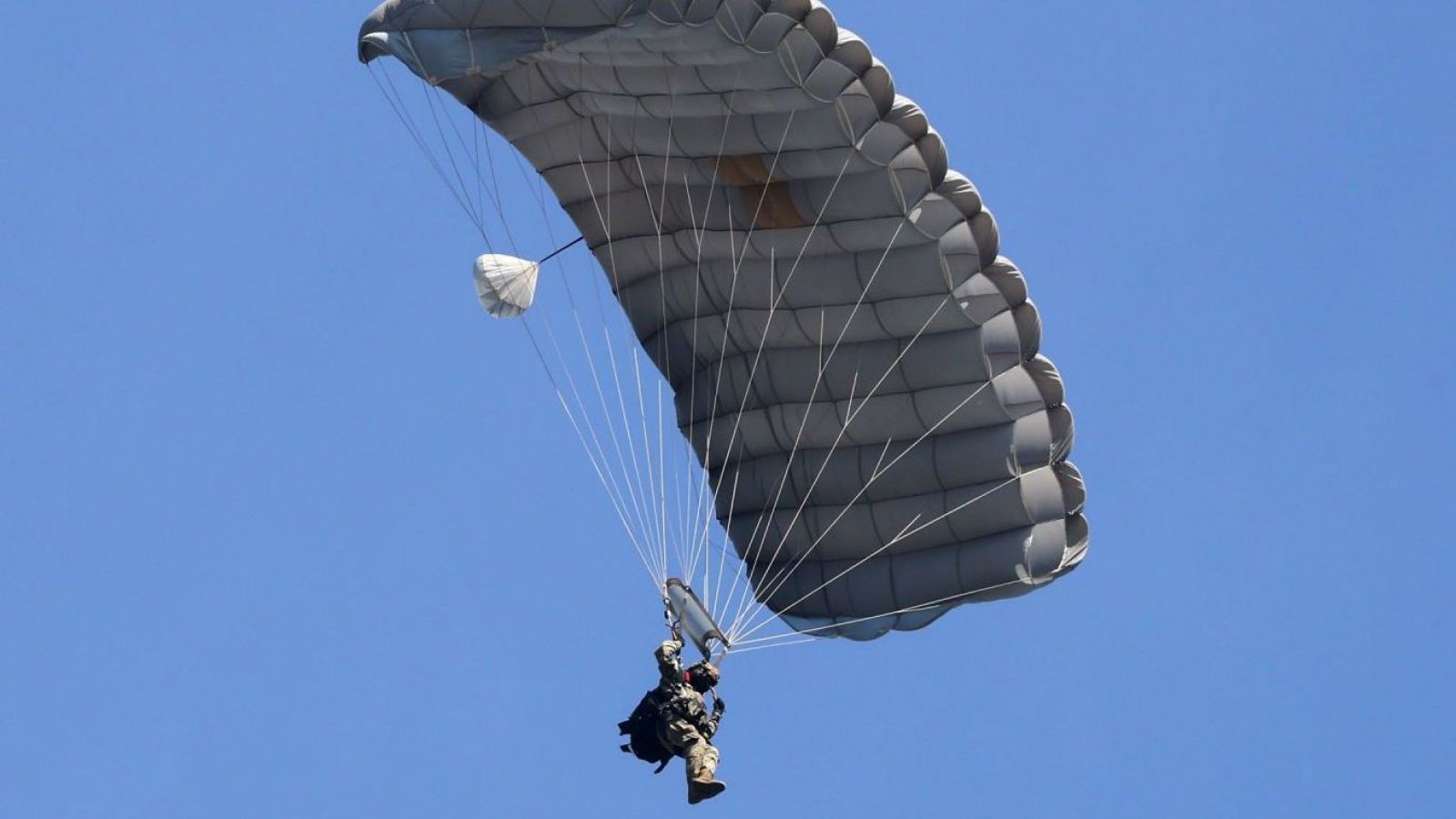Salto libre de paracaidistas marcará inicio de la Gran Parada Militar 2025