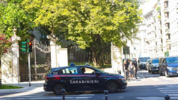Mujer muere tras caerle encima un hombre que se lanzó de un edificio en Italia
