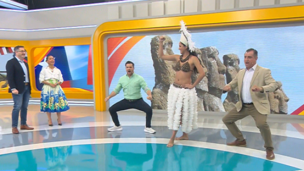 Simón e Iván se lucen en las clases de danza desde Rapa Nui