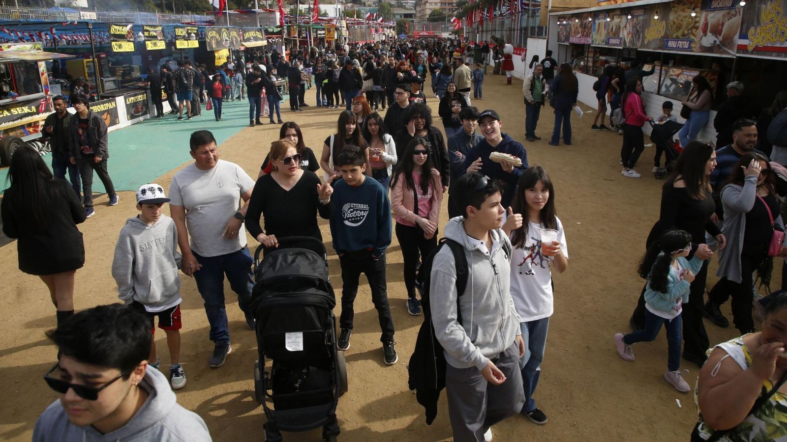 Visitantes a las fondas y ramadas. Foto Aton