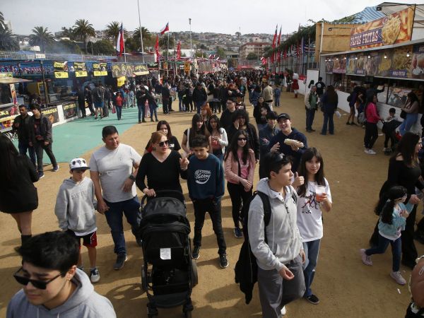 Visitantes a las fondas y ramadas. Foto Aton