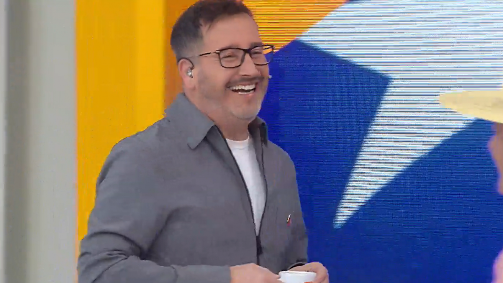 No se aguantó: Eduardo Fuentes explotó de risa con los sobrenombres de los músicos de "El Monteaguilino"
