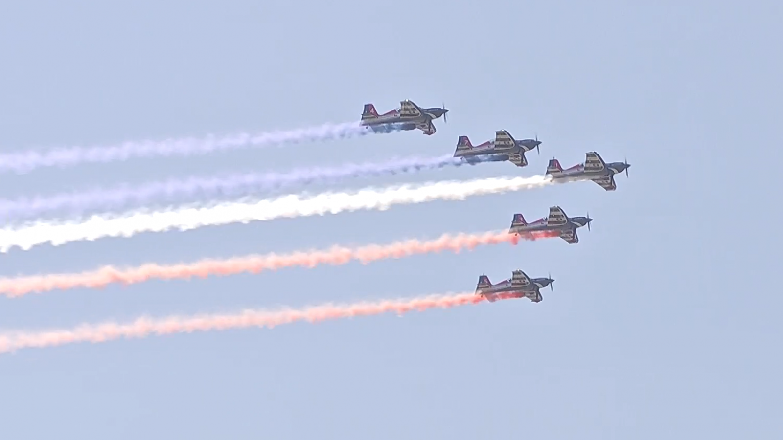 La escuadrilla de Los Halcones decoró de tricolor el cielo de la Parada Militar 2025
