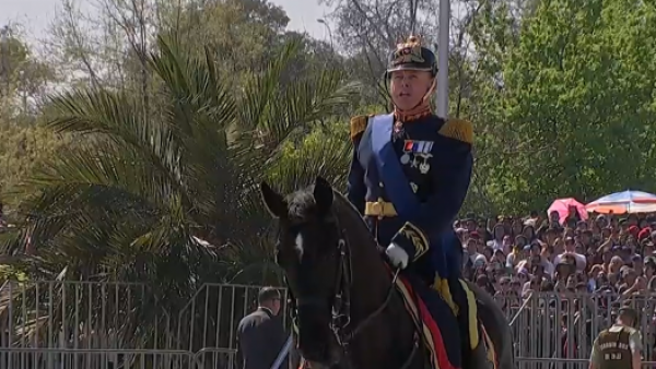El momento en que el Presidente Gabriel Boric autoriza el inicio de la Gran Parada Militar 2025
