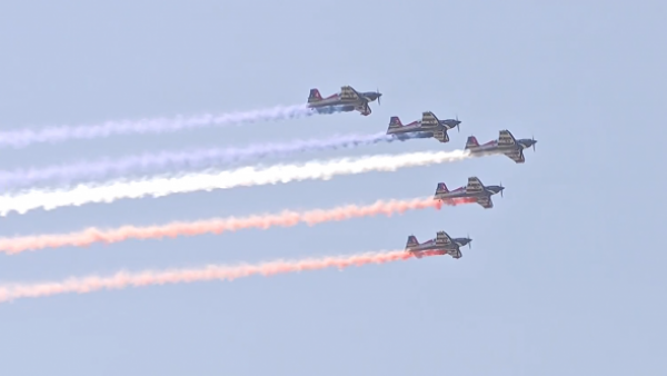 La escuadrilla de Los Halcones decoró de tricolor el cielo de la Parada Militar 2025
