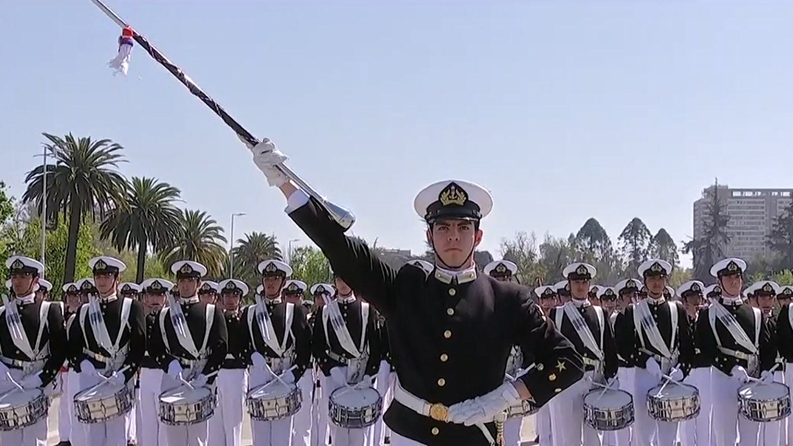 Revive el paso de la Escuela Naval Arturo Prat en la Parada Militar 2025
