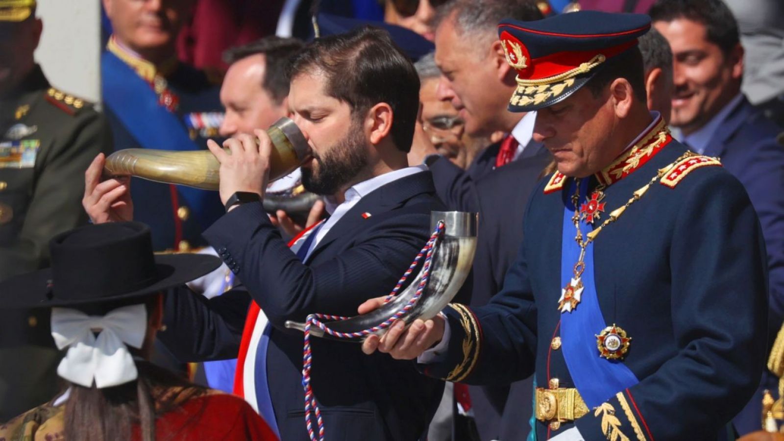El último brindis: Presidente Boric recibe el tradicional "chicha en cacho" en la Parada Militar 2025
