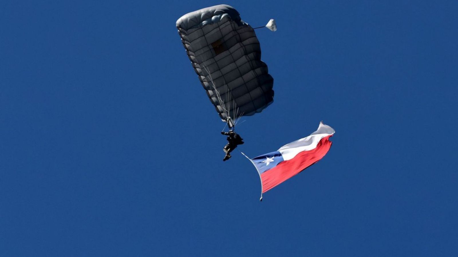 La brillante demostración aérea de paracaidistas en la Parada Militar en el Parque O'Higgins
