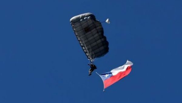 La brillante demostración aérea de paracaidistas en la Parada Militar en el Parque O'Higgins
