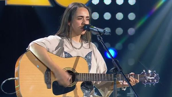 Billie Eilish emociona con una versión acústica
